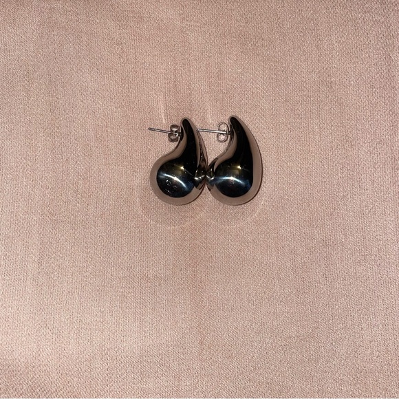 B. Collective Chic Silver Teardrop Stud Earrings (Boutique) | SAMPLE SALE - Picture 5 of 11